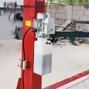 Cận cảnh động cơ và bình dầu thủy lực của cầu nâng ô tô Suntek 4000D.