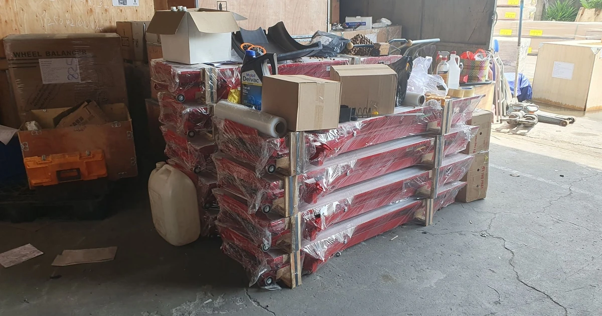 Khóa an toàn bàn nâng xe máy Lộc Phát BNAN-HY01 Cận cảnh khóa an toàn tự động của bàn nâng xe máy Lộc Phát BNAN-HY01, đảm bảo an toàn tuyệt đối khi nâng hạ.