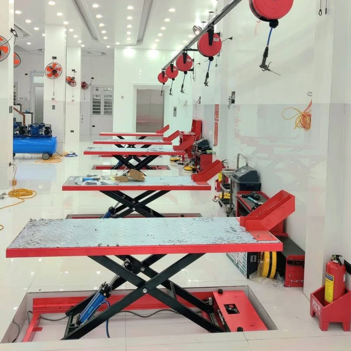Mặt bàn chống trượt bàn nâng xe máy Lộc Phát BNAN-HY01 Cận cảnh mặt bàn phủ lớp nhám chống trượt của bàn nâng xe máy Lộc Phát BNAN-HY01, đảm bảo an toàn.