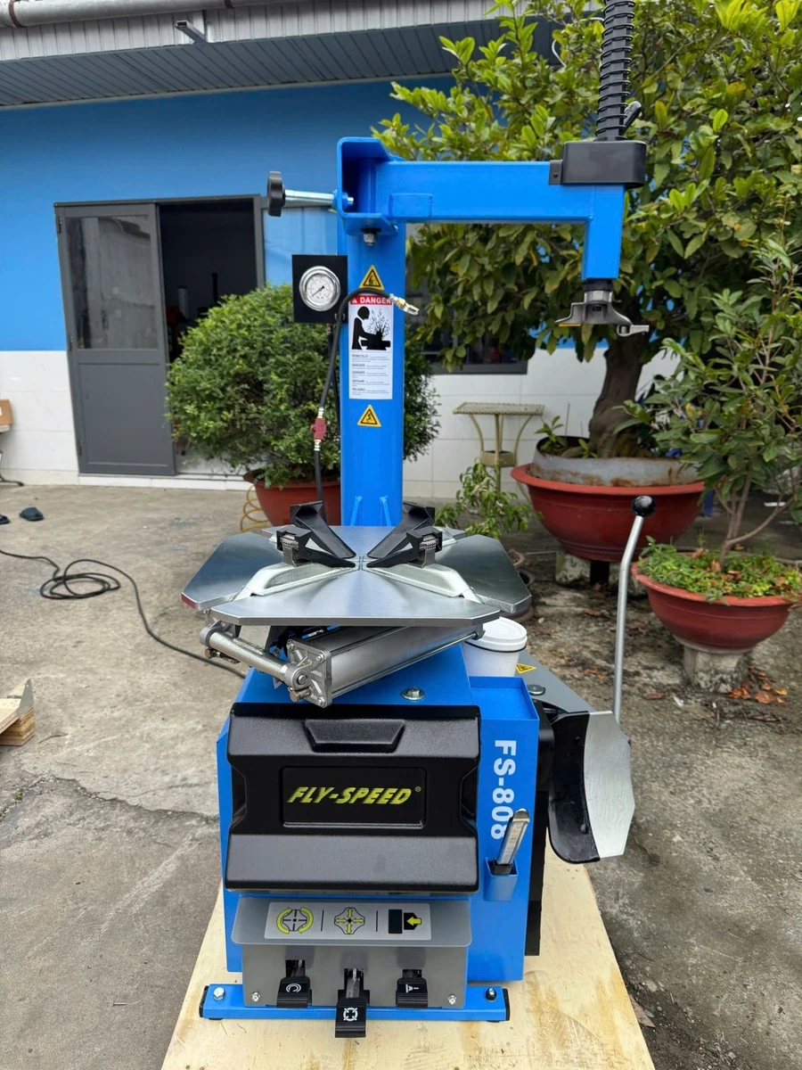 Cận cảnh motor máy tháo lốp Fly Speed FS-808, công suất 1.1KW, hoạt động mạnh mẽ và bền bỉ.