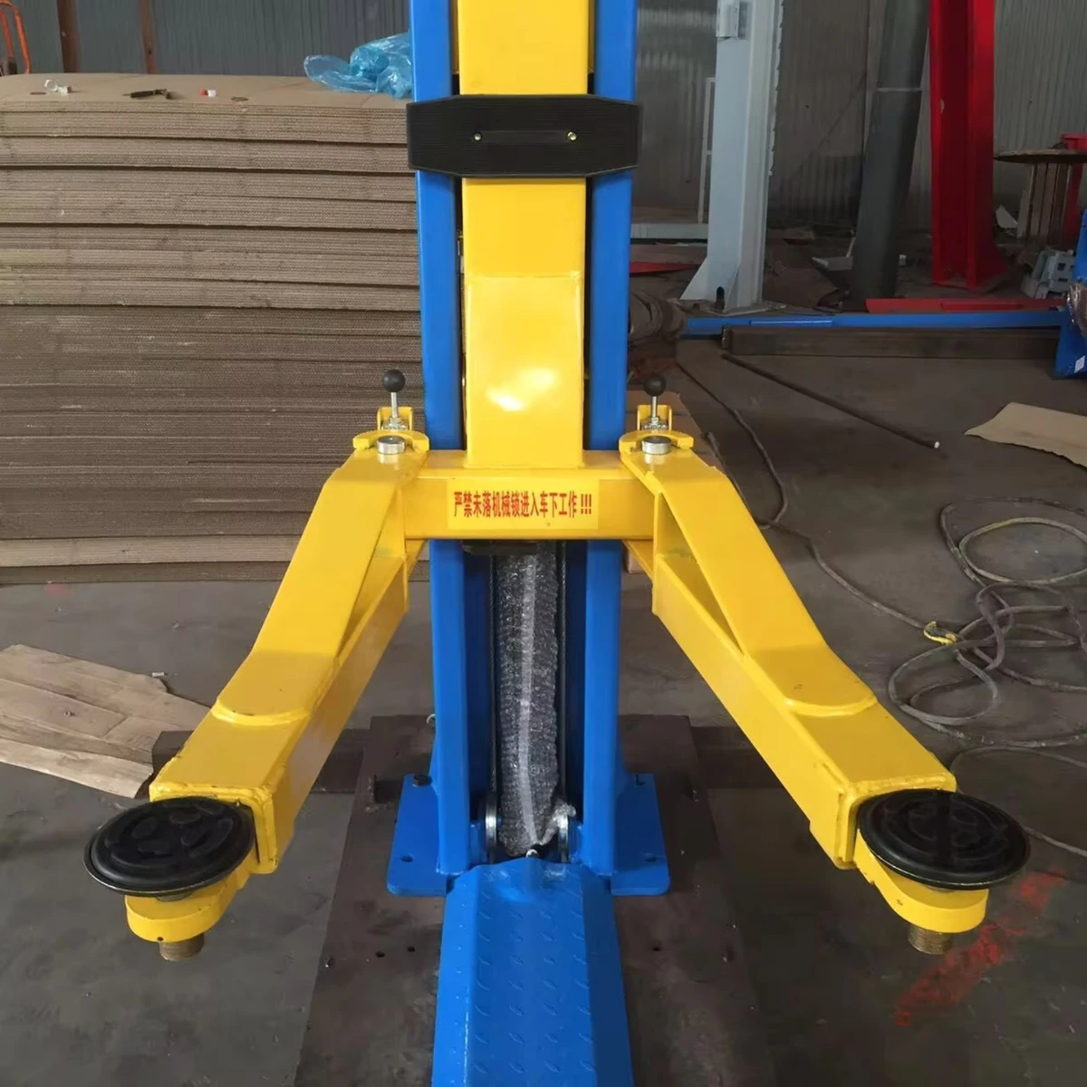 Cận cảnh chi tiết tay nâng của cầu nâng ô tô 2 trụ Alpha AL-5T.