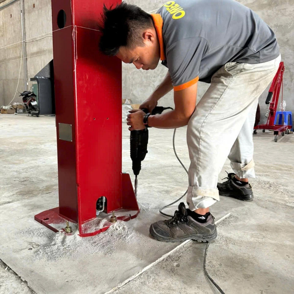 Tay nâng cầu nâng Suntek 4000D Cận cảnh tay nâng của cầu nâng ô tô 2 trụ Suntek 4000D, có 2 khớp.