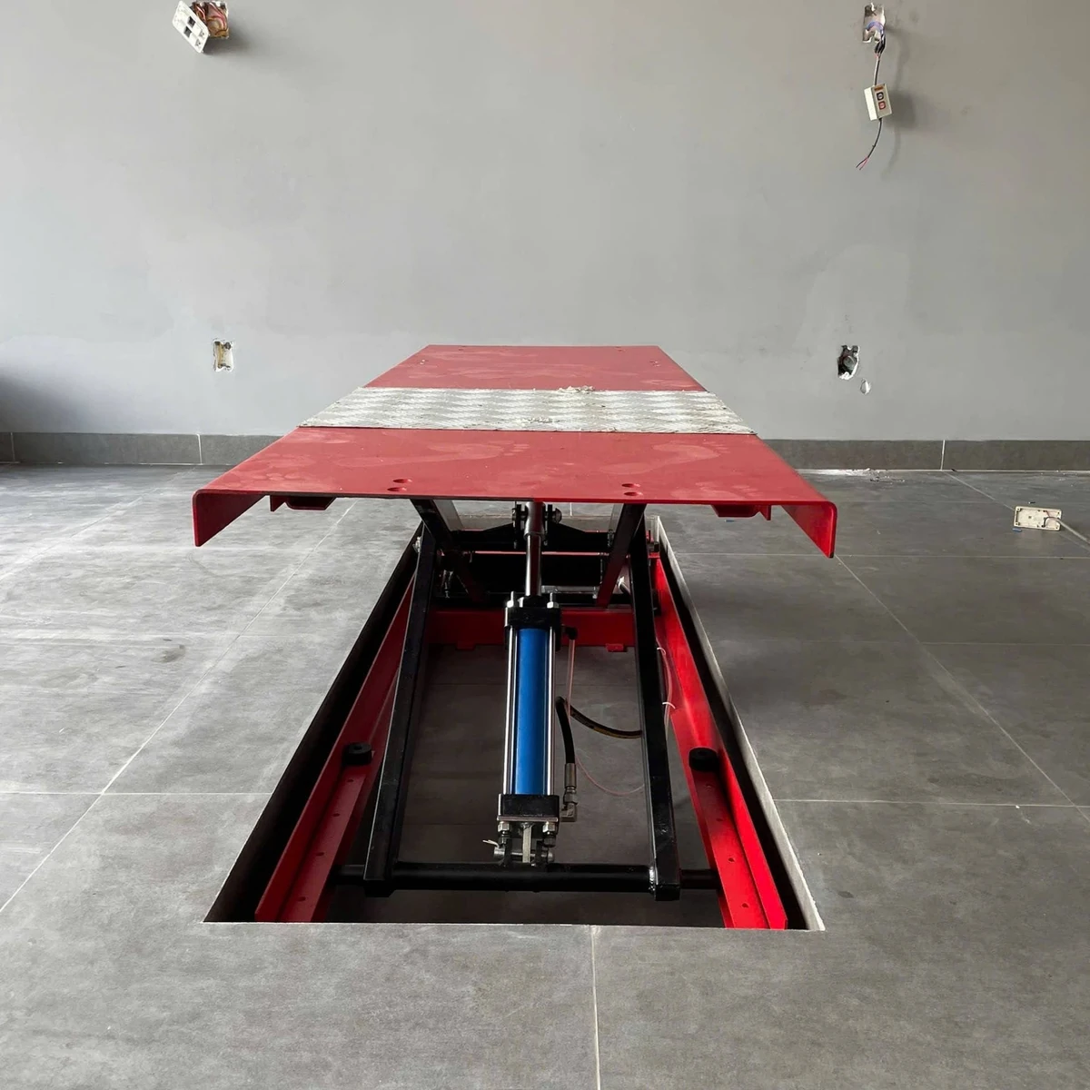 Ty ben thủy lực bàn nâng xe máy Lộc Phát BNAN-HY01 Cận cảnh ty ben thủy lực của bàn nâng xe máy Lộc Phát BNAN-HY01, hệ thống thủy lực ổn định, hoạt động mượt mà.