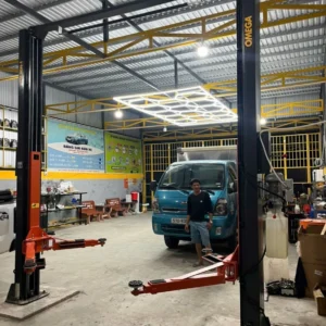 Hình ảnh thực tế garage sửa chữa xe chuyên nghiệp sử dụng cầu nâng ô tô Omega OM-40H-2