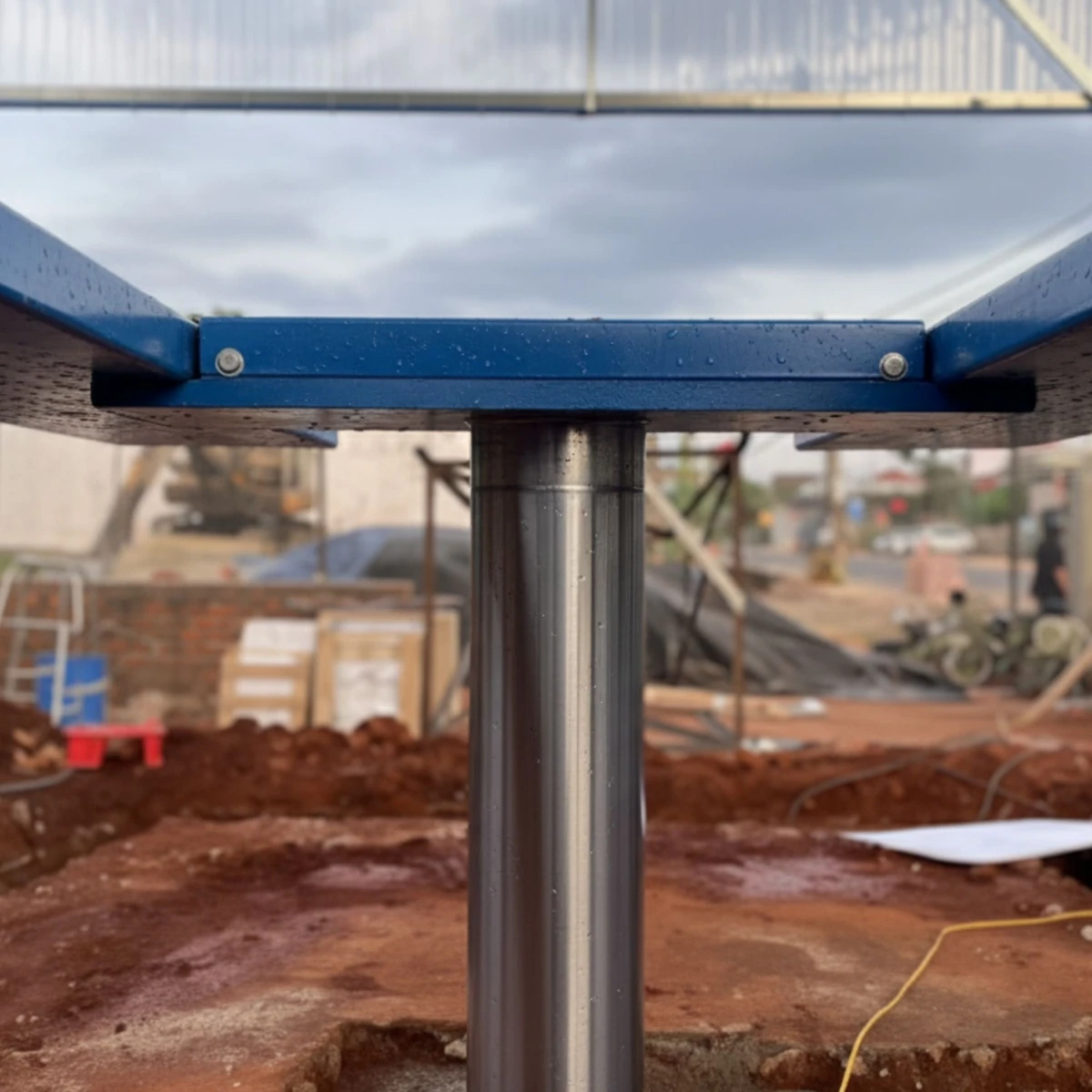 Cận cảnh bộ phận khóa an toàn trên cầu nâng 1 trụ AIRTEK, đảm bảo an toàn tuyệt đối khi nâng hạ.