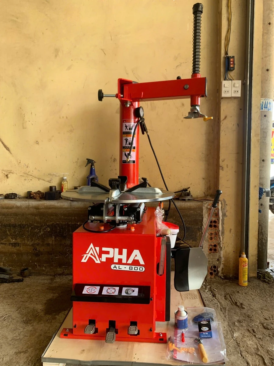 Khóa an toàn máy tháo lốp ALPHA AL-800 Khóa an toàn trên máy tháo lốp ALPHA AL-800, chi tiết kỹ thuật thiết bị sửa chữa ô tô.
