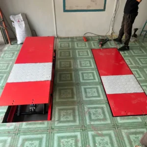 Kỹ thuật viên đang hoàn thiện lắp đặt bàn nâng xe máy đặt âm nền Lộc Phát tại công trình.