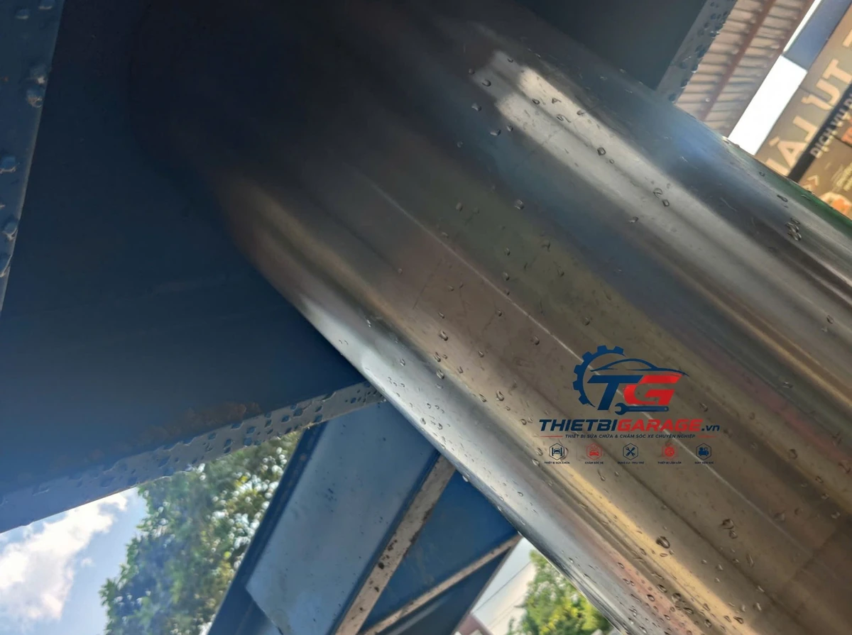 Thi công lắp đặt cầu nâng 1 trụ AIRTEK-CB, cảnh khoan móng tại garage, chuẩn bị cho việc dựng cột.