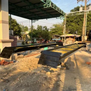 Lắp đặt cầu nâng 1 trụ rửa xe ô tô tại công trình, mặt bàn chữ H đã được định vị sẵn sàng.