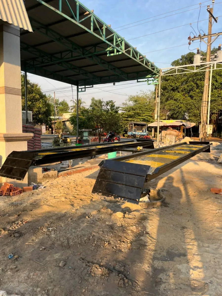 Lắp đặt cầu nâng 1 trụ rửa xe ô tô tại công trình, mặt bàn chữ H đã được định vị sẵn sàng.