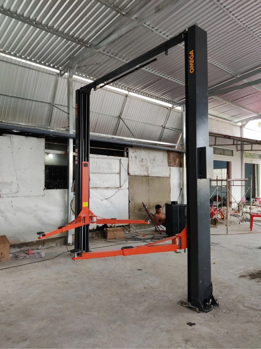 Lắp đặt cầu nâng ô tô Omega OM-40H-2 tại garage, hoàn thiện chuyên nghiệp