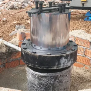 Cận cảnh quá trình lắp đặt cột cầu nâng 1 trụ âm nền AIRTEK, đảm bảo kỹ thuật và độ chính xác cao.