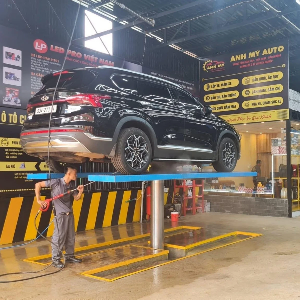 Mặt bích cầu nâng 1 trụ âm nền, chi tiết lắp đặt vào nền móng, đảm bảo độ chắc chắn.
