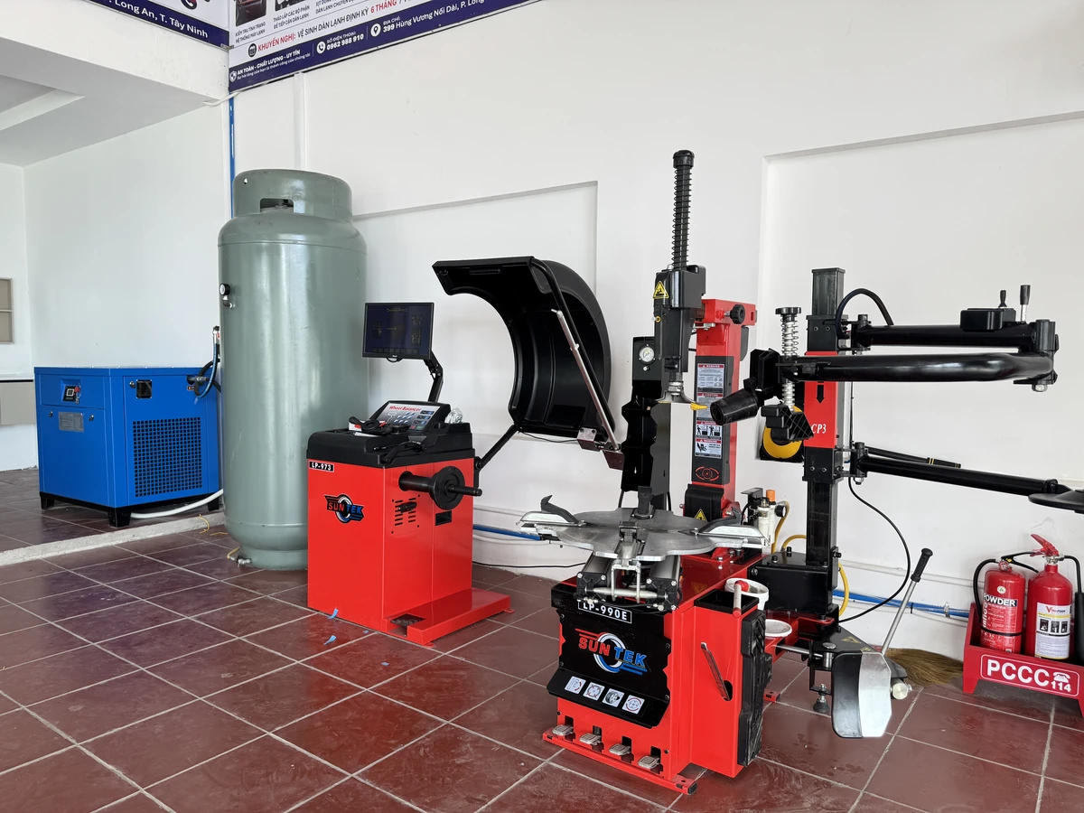Bộ máy cân bằng lốp và máy ra vào vỏ xe Lộc Phát