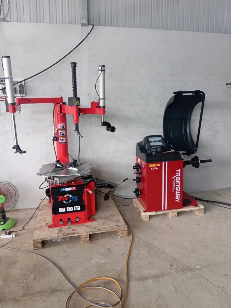 Máy cân bằng lốp ô tô OMEGA-825A, thiết bị Lộc Phát, đặt trong garage.