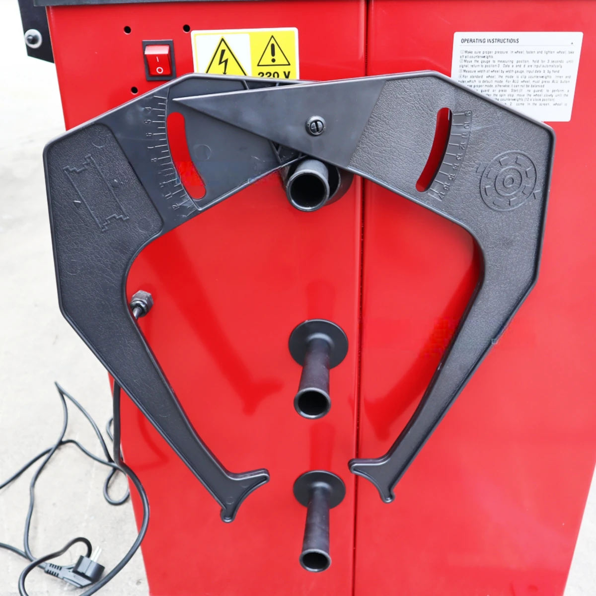 Máy cân bằng lốp ô tô OMEGA-825A, thiết bị Lộc Phát, đặt trong garage.