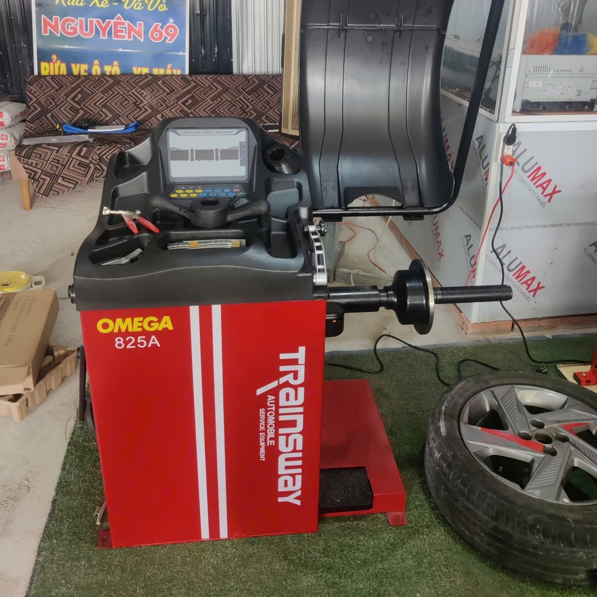 Máy Cân Bằng Lốp Ô Tô OMEGA TRAINSWAY , thiết bị Lộc Phát, đặt trong garage.