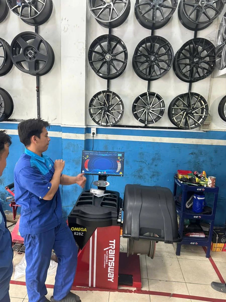 Máy cân bằng lốp Omega Trainsway 828Z chính hãng Kỹ thuật viên đang vận hành máy cân bằng lốp Omega Trainsway 828Z chính hãng tại garage.