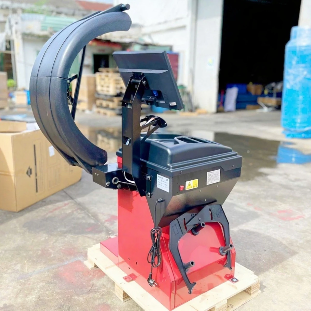 Máy cân bằng lốp OMEGA TRAINSWAY 828Z chính hãng Máy cân bằng lốp OMEGA TRAINSWAY 828Z với phanh điện tử tự động