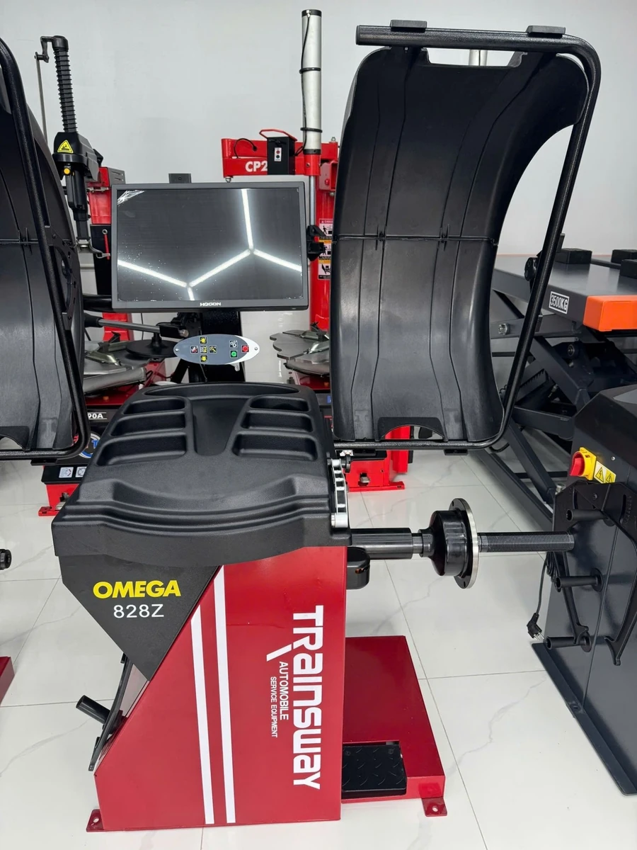Máy cân bằng lốp OMEGA TRAINSWAY 828Z - Công nghệ hiện đại cho garage chuyên nghiệp Máy cân bằng lốp OMEGA TRAINSWAY 828Z chính hãng với màn hình LCD 22 inch và tia laser chỉ điểm.