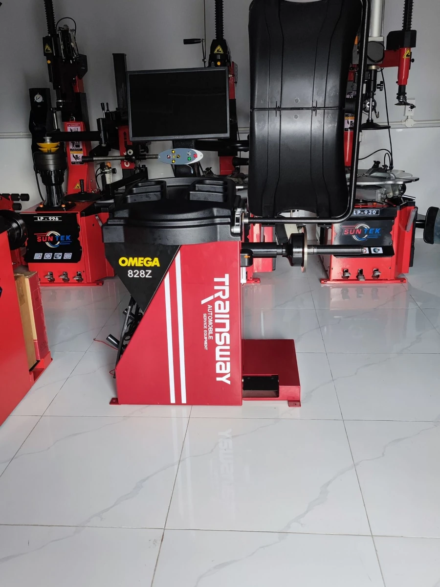 Máy cân bằng lốp OMEGA TRAINSWAY 828Z - Thiết bị chuyên nghiệp cho garage Máy cân bằng lốp OMEGA TRAINSWAY 828Z chính hãng với màn hình LCD 22 inch và công nghệ laser chỉ điểm.