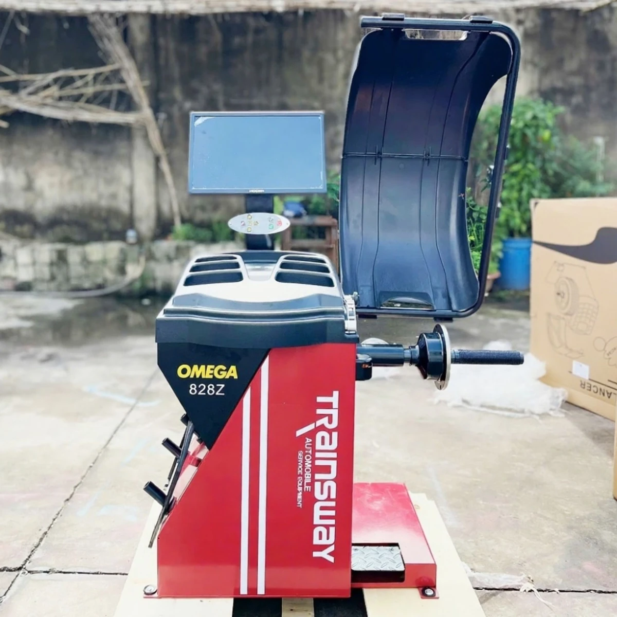 Máy cân bằng lốp OMEGA TRAINSWAY 828Z chính hãng Máy cân bằng lốp OMEGA TRAINSWAY 828Z chính hãng với màn hình LCD 22 inch và laser chỉ điểm.