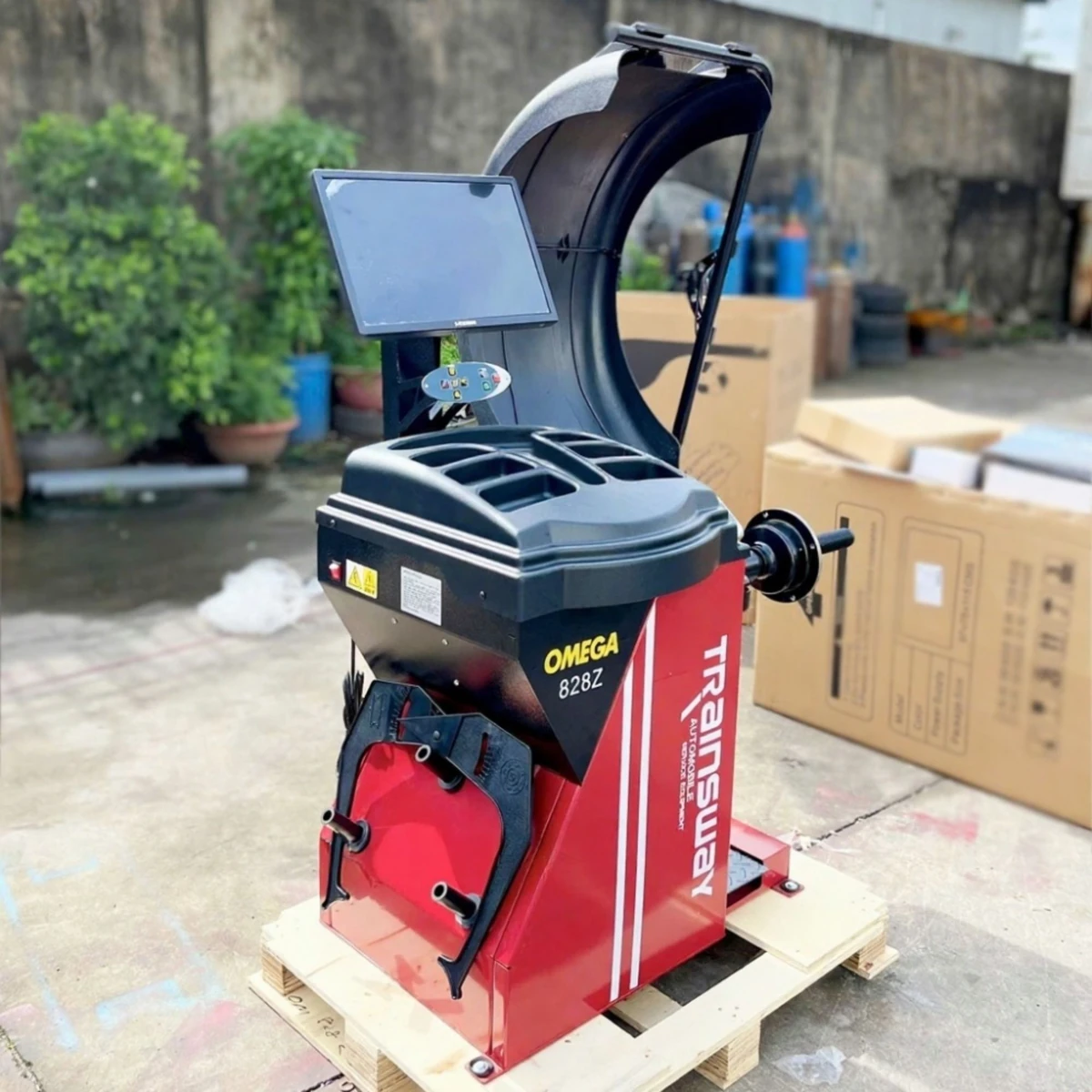 Máy cân bằng lốp OMEGA TRAINSWAY 828Z chính hãng Máy cân bằng lốp OMEGA TRAINSWAY 828Z chính hãng với màn hình LCD 22 inch và tia laser chỉ điểm.