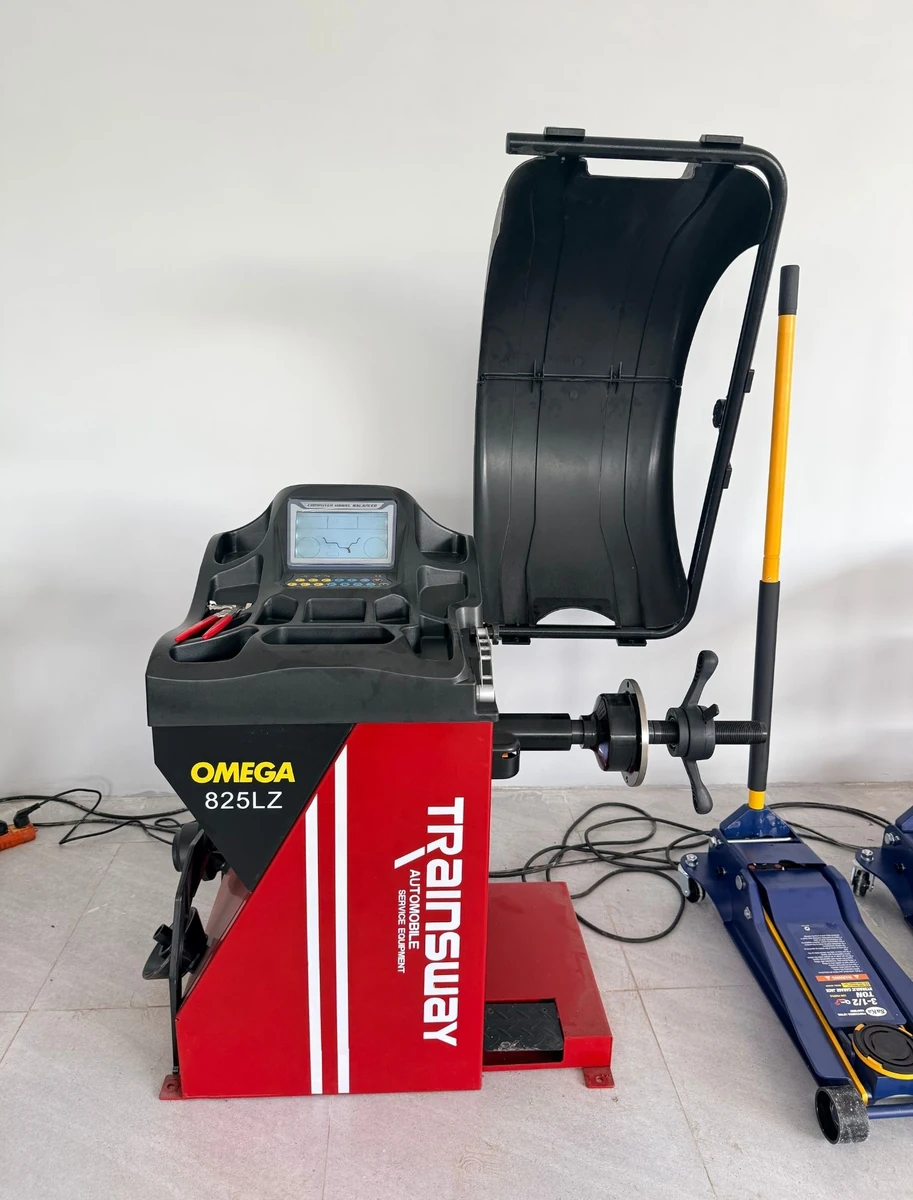 Máy cân bằng lốp ô tô Omega-Trainsway 825LZ chính hãng, công nghệ cảm biến radar và laser chỉ điểm chính xác.
