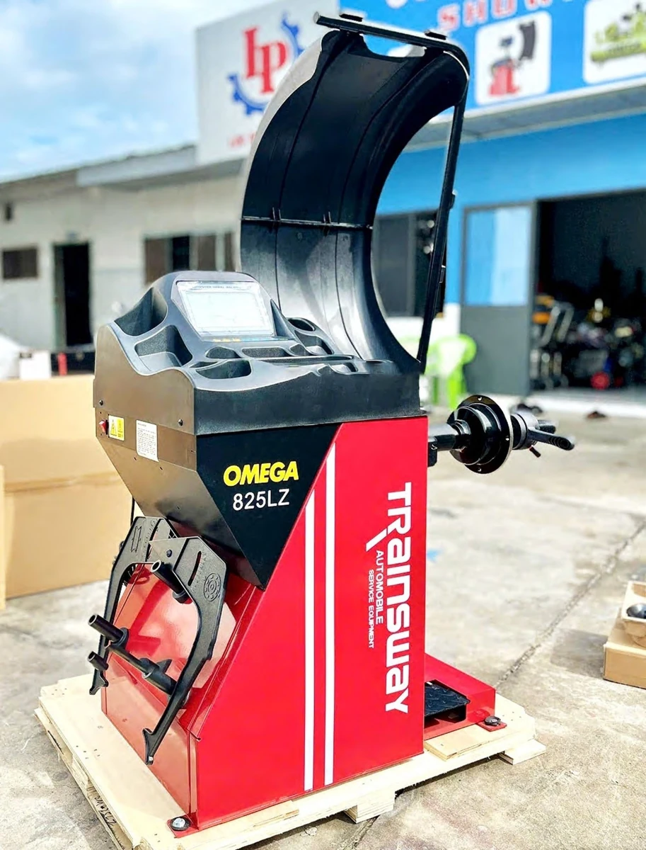 Máy cân bằng lốp ô tô Omega-Trainsway 825LZ chính hãng Lộc Phát, công nghệ cảm biến radar laser tiên tiến.