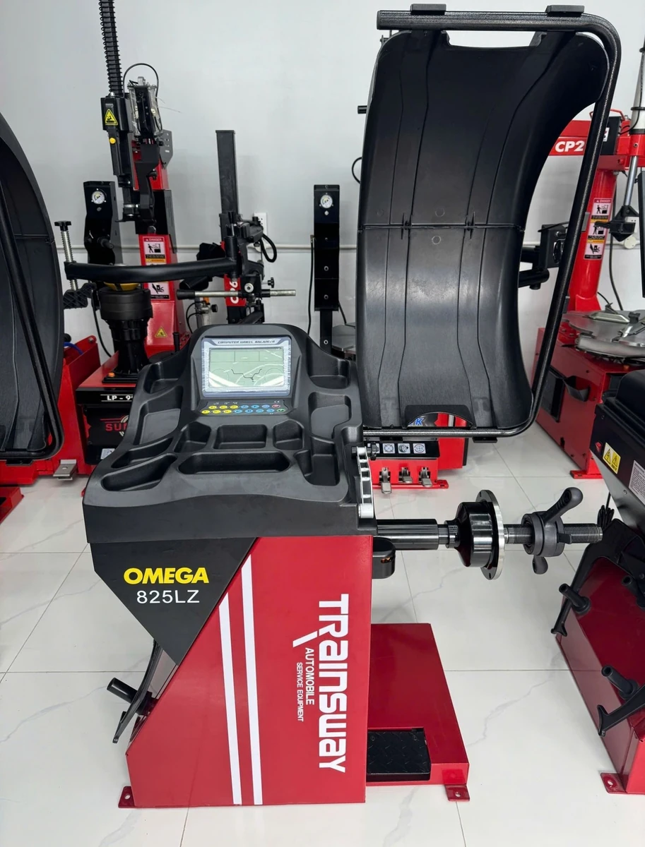 Máy cân bằng lốp ô tô Omega-Trainsway 825LZ Lộc Phát với màn hình hiển thị thông số và laser chỉ điểm chính xác.