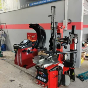 Máy cân bằng lốp ô tô Omega-Trainsway 825LZ Lộc Phát chính hãng tại garage chuyên nghiệp.