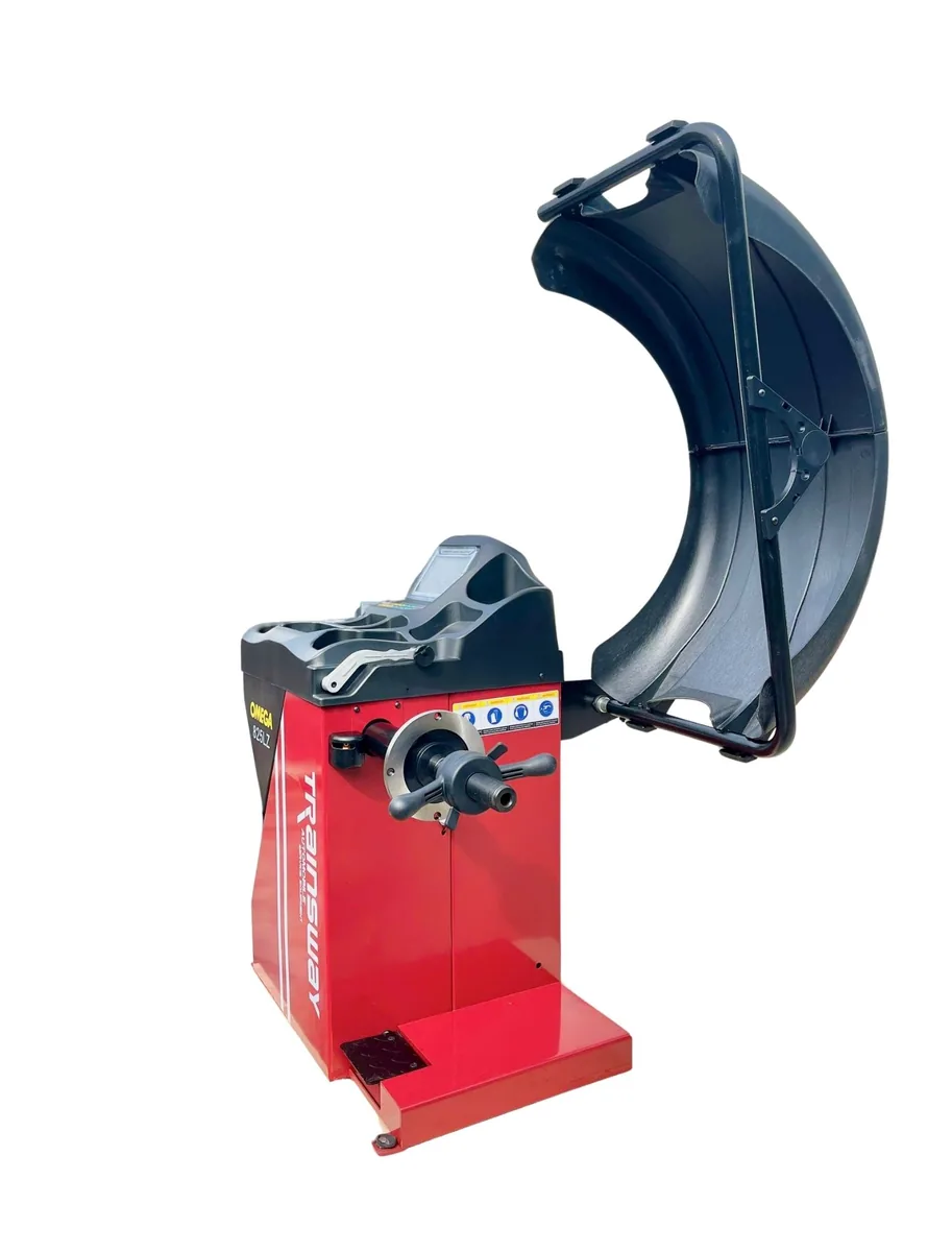 Máy cân bằng lốp ô tô Omega-Trainsway 825LZ Lộc Phát chính hãng, công nghệ laser chỉ điểm chính xác.