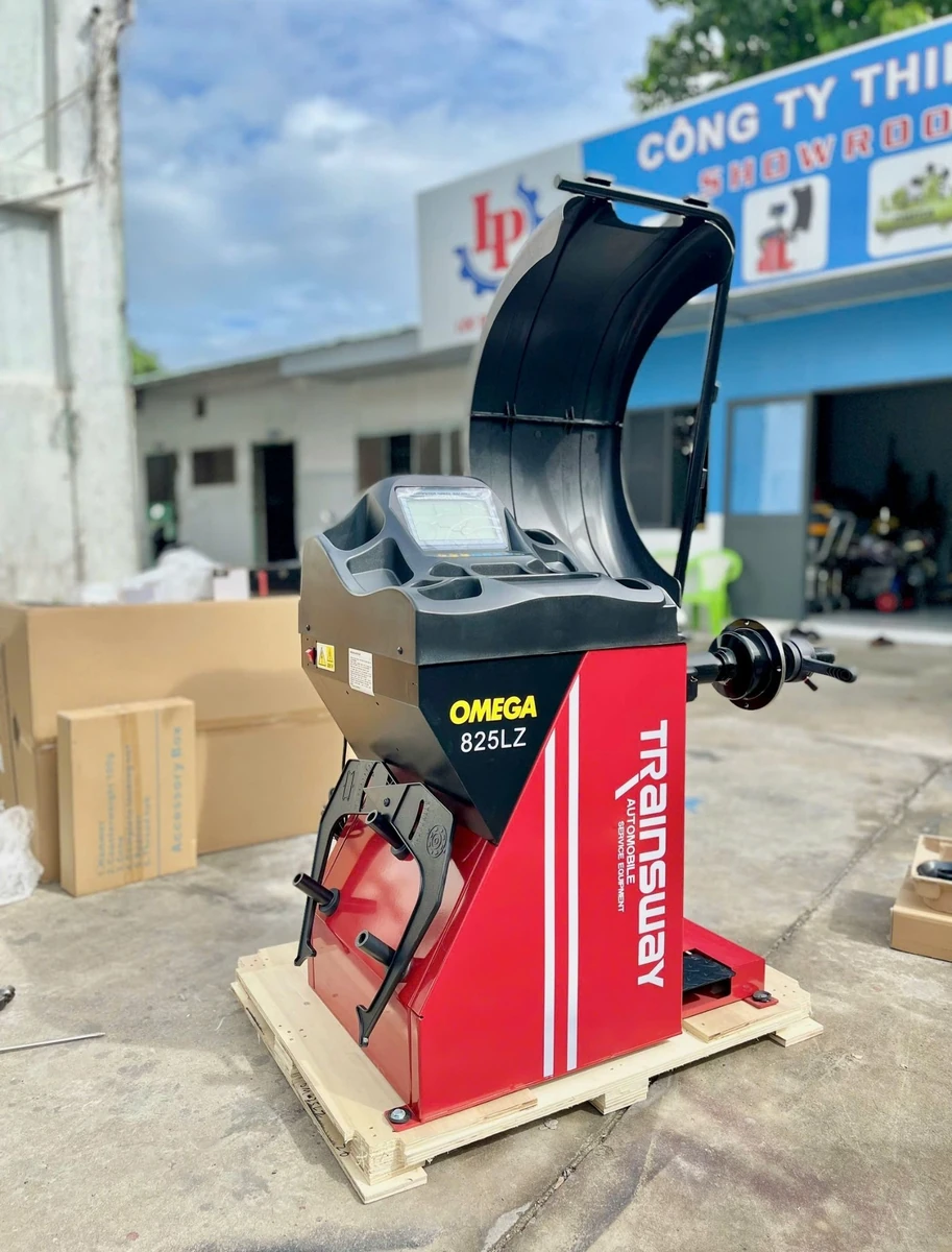 Máy cân bằng lốp ô tô Omega-Trainsway 825LZ chính hãng Lộc Phát với công nghệ laser chỉ điểm chính xác.