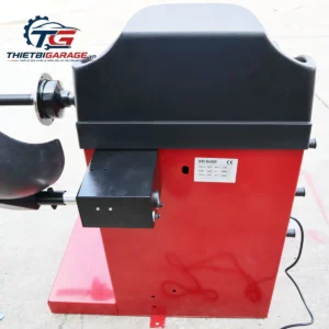 Máy cân lốp ô tô OMEGA 825 Lộc Phát hoạt động trong không gian garage chuyên nghiệp.