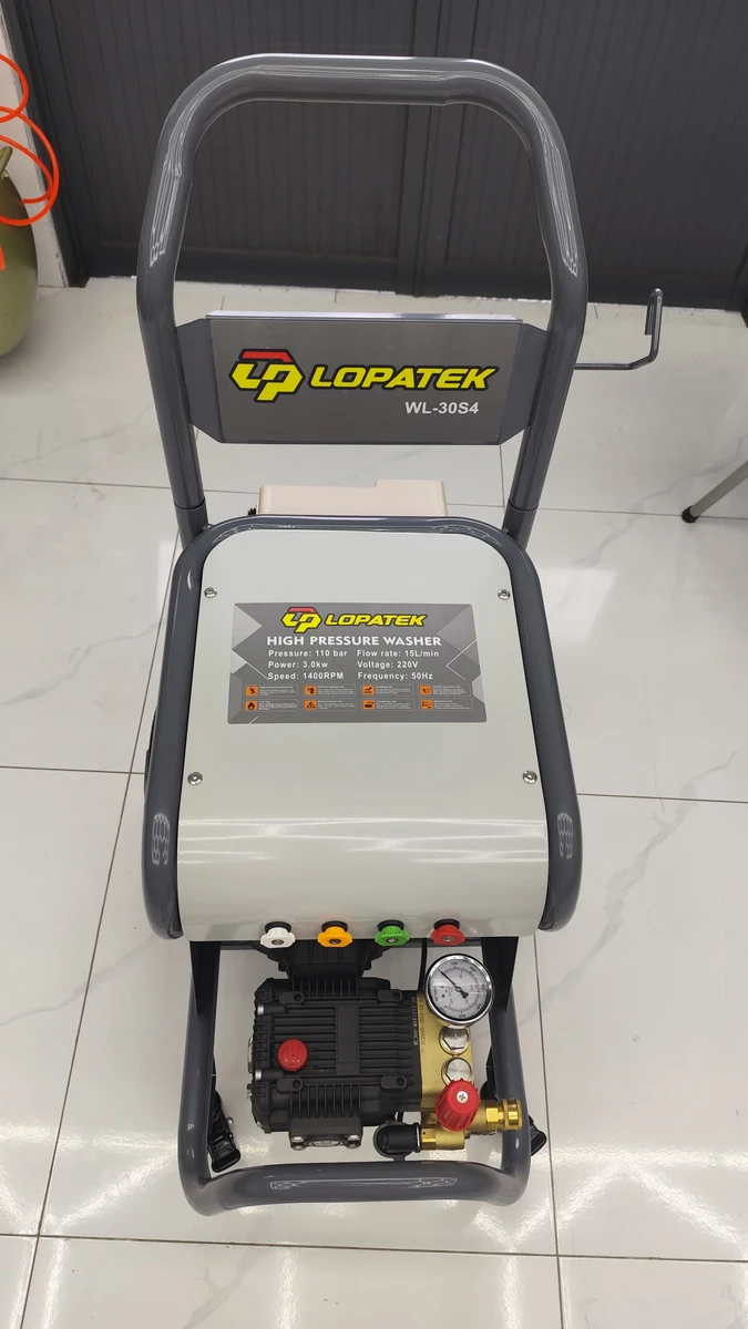 Máy rửa xe cao áp chuyên nghiệp Lopatek WL-30S4 3KW 110 Bar 15L/phút hoạt động thực tế tại gara.