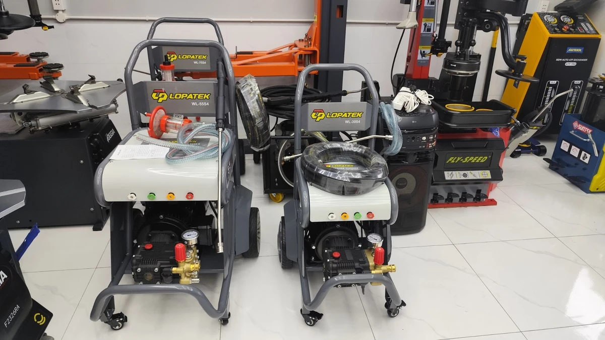 Phụ kiện Lopatek WL-55S4 Lopatek WL-55S4 cùng súng phun, cần phun, dây áp lực và dây hút nước.