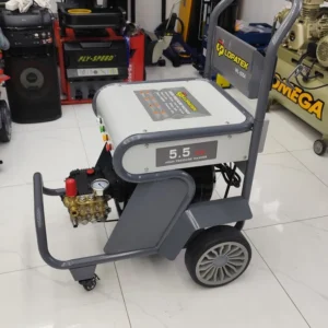 Máy rửa xe cao áp Lopatek WL-55S4 hoạt động thực tế tại gara ô tô chuyên nghiệp.