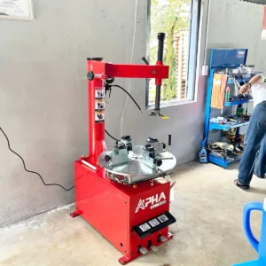 Máy tháo lốp ALPHA AL-800 đang hoạt động tại garage, thiết bị sửa chữa ô tô uy tín.