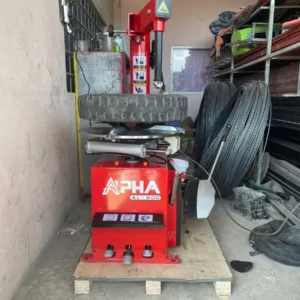Máy tháo lốp ALPHA AL-800 lắp đặt tại xưởng sửa chữa ô tô, thiết bị uy tín.