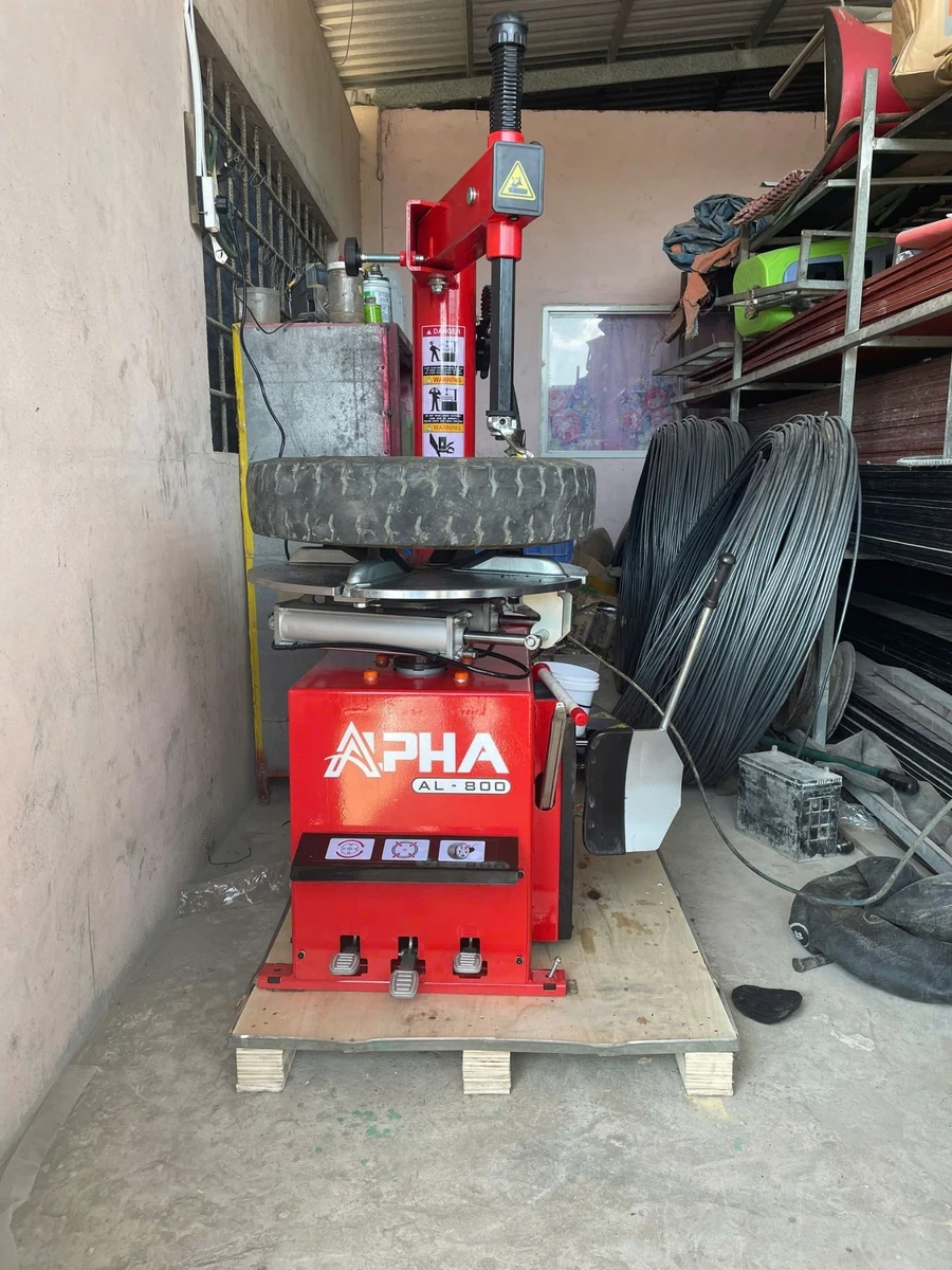 Máy tháo lốp ALPHA AL-800 lắp đặt tại xưởng sửa chữa ô tô, thiết bị uy tín.