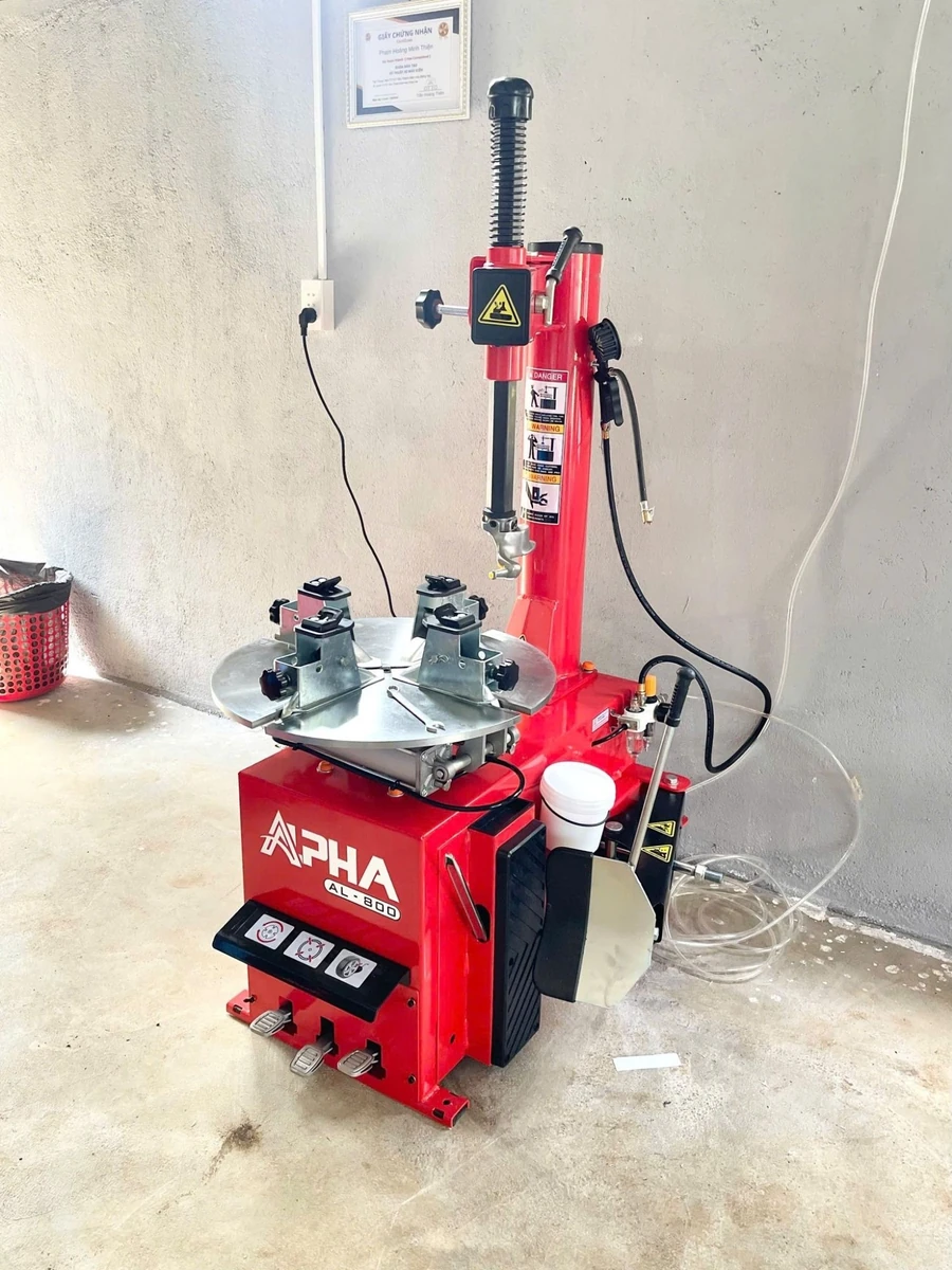 Máy tháo lốp ALPHA AL-800, thiết bị sửa chữa ô tô chuyên dụng, uy tín.
