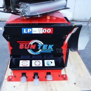 Máy tháo vỏ SunTek LP-900 đặt trên pallet, sẵn sàng để vận chuyển và bàn giao.