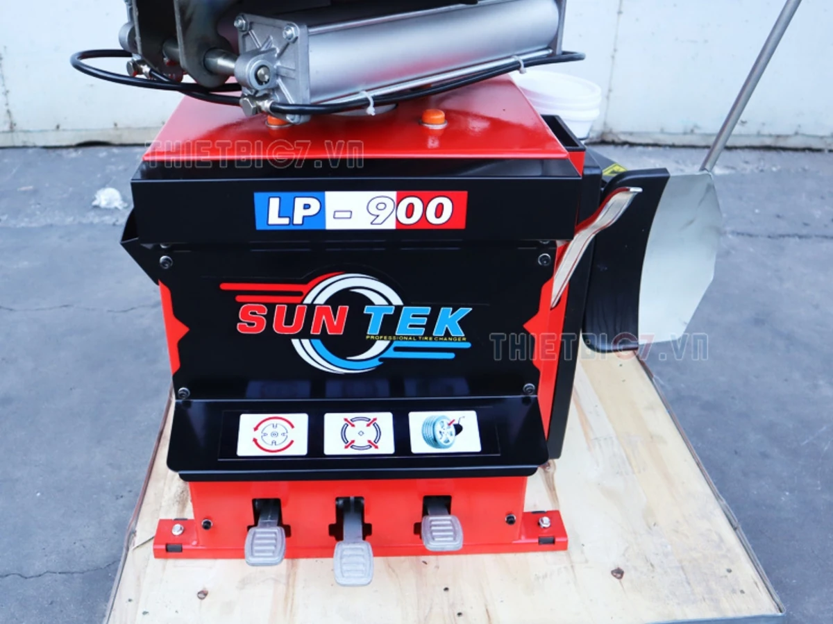 Máy tháo vỏ SunTek LP-900 đặt trên pallet, sẵn sàng để vận chuyển và bàn giao.