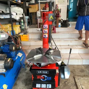Máy tháo vỏ SunTek LP-900 đặt tại khu vực làm việc của garage, sẵn sàng sử dụng.
