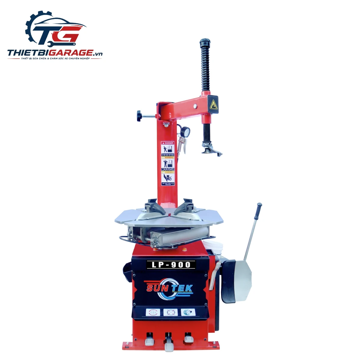 Hình ảnh thực tế máy tháo vỏ SunTek LP-900 đang hoạt động tại garage, nâng hạ xe hơi chuyên nghiệp.