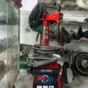 Máy tháo vỏ SunTek LP-900 lắp đặt trong không gian garage sửa xe, sẵn sàng phục vụ.