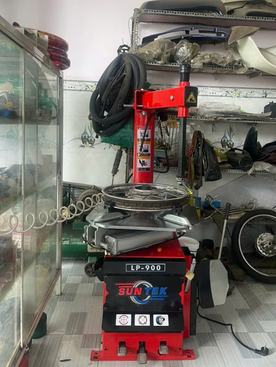 Máy tháo vỏ SunTek LP-900 lắp đặt trong không gian garage sửa xe, sẵn sàng phục vụ.