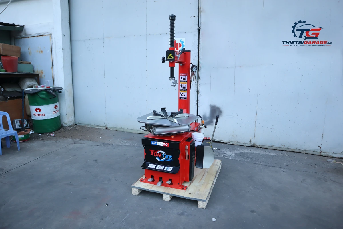 Máy tháo vỏ SunTek LP-900 trưng bày trong kho thiết bị sửa xe, sẵn hàng số lượng lớn.