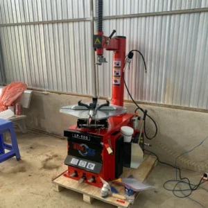 Máy tháo vỏ SunTek LP-900 đang tháo vỏ xe tay ga, với bánh xe được đặt trên mâm.