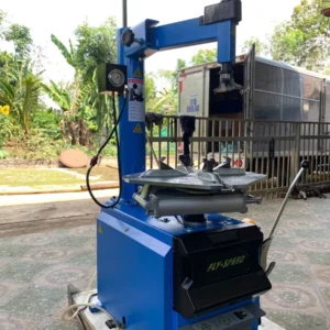 Máy tháo lốp Fly Speed FS-808 đặt trên pallet gỗ ngoài trời, gần xe tải, sẵn sàng giao nhận.